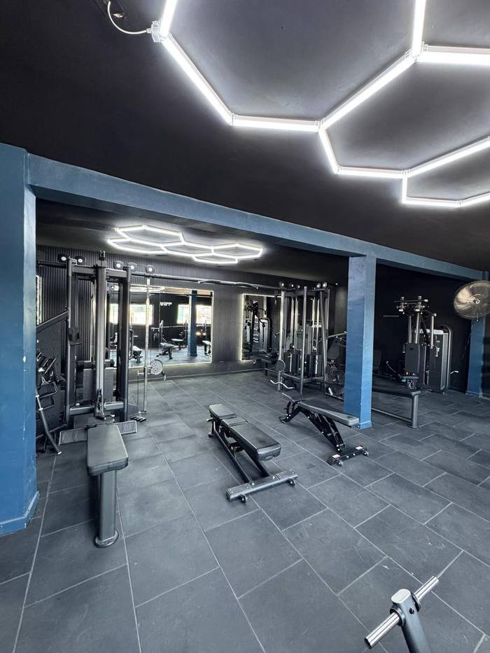 La luz del techo, que es medio nuestra firma — Power Fit Gym