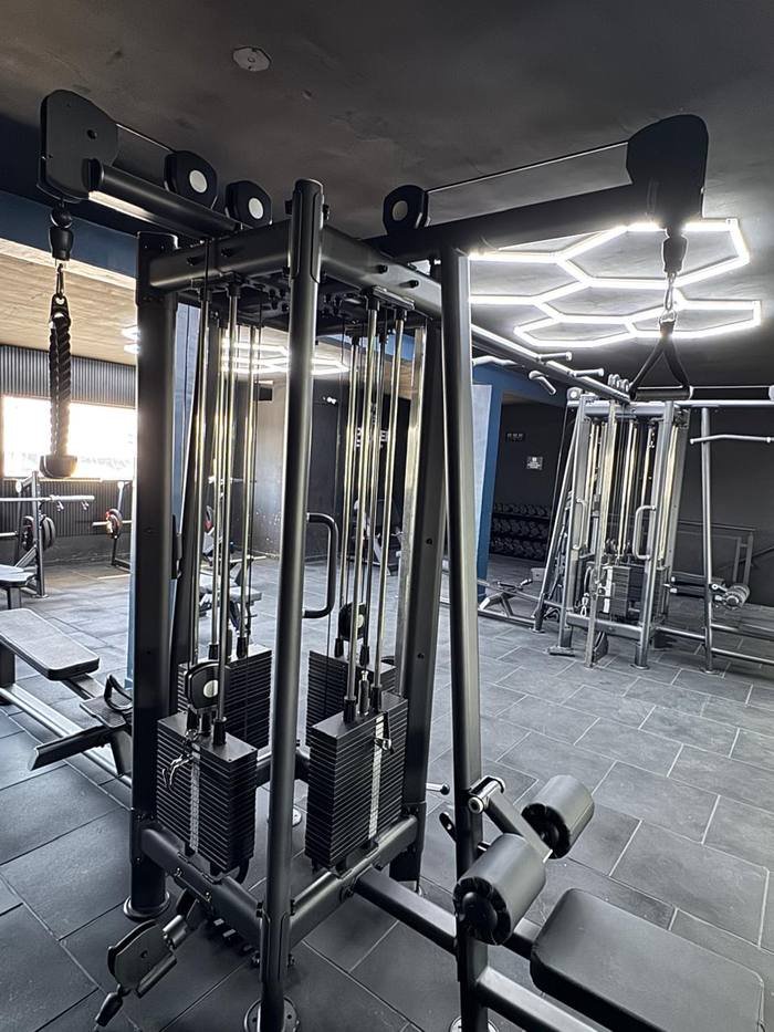 Torres de poleas: espalda, pecho, brazo — Power Fit Gym