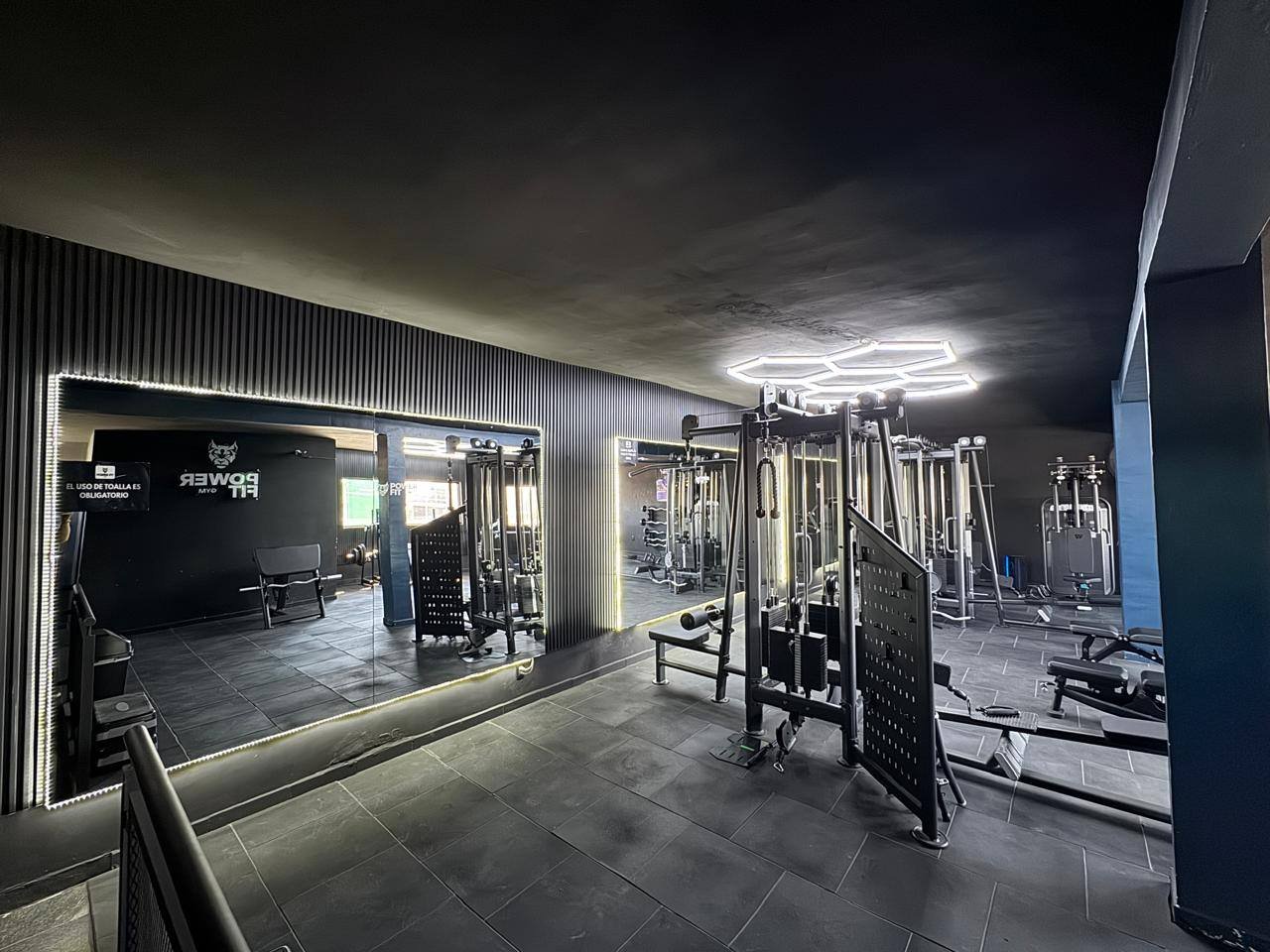 La sala principal, desde la entrada — Power Fit Gym