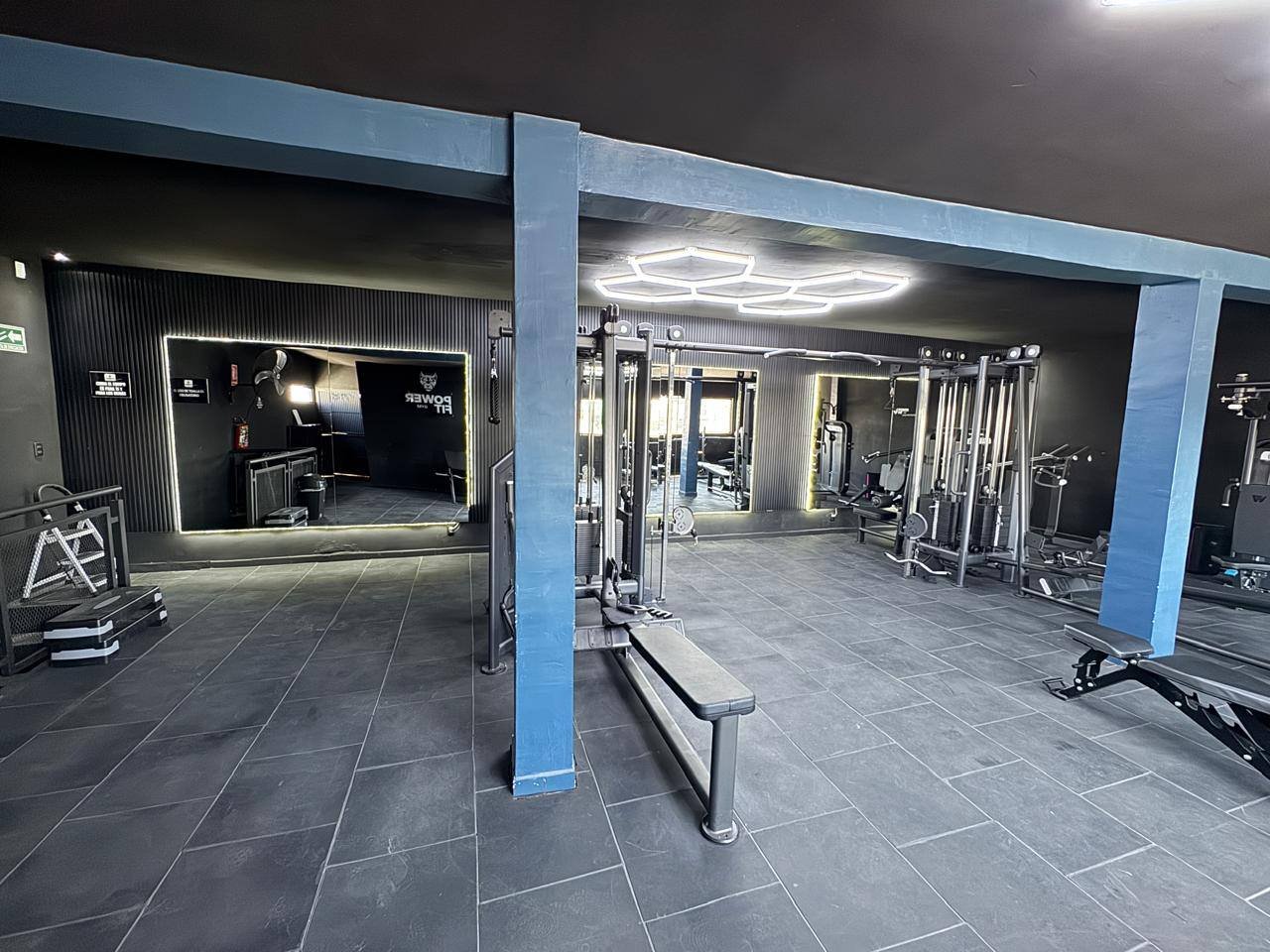 Espacio de sobra entre máquina y máquina — Power Fit Gym